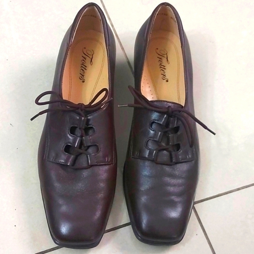 Trotters Leather Lace Up shoes size 8.5
